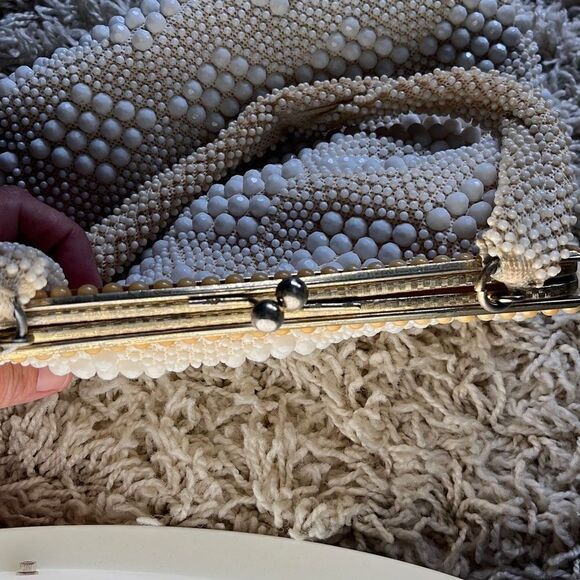 Beautiful cream 1960s Vintage Handmade White Beaded Handbag Purse Kiss-lock - Picture 6 of 16
